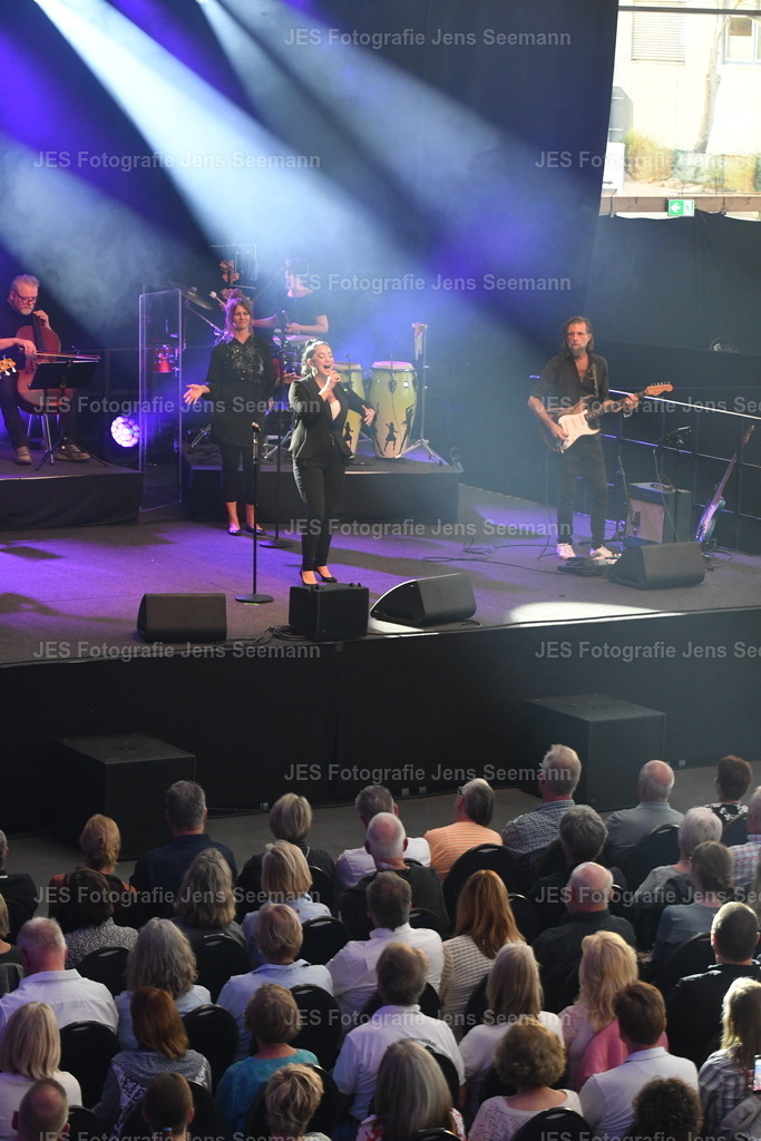 2026_Deborah Lee und the news_One Moment time Whitney Houston__0731 | Fotograf Jens Seemann - Realisiert mit Pictrs.com