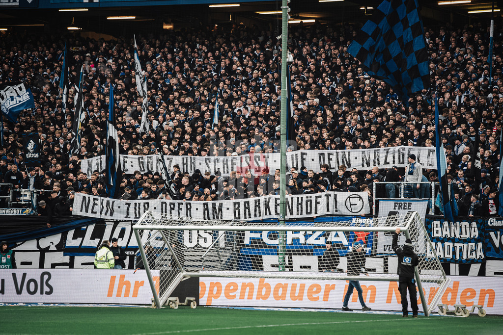 Fußball | Männer | Saison 2025/2026 | 1. Fußball-Bundesliga | 13. Spieltag | Hamburger SV vs. SV Werder Bremen | 07.12.2025 | Transparent Banner der HSV Fans: Kühne Ganz HH Scheisst Auf Dein Nazigeld Nein Zur Oper Am Baakenhöft!!
