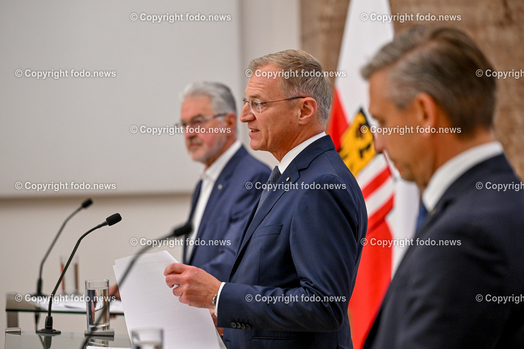 Pressekonferenz Land Ooe_ Start Sachleistungskarte fuer AsylwerberInnen in Ooe_ 03.06.2024-22 | 03.06.2024, Linz, AUT, Pressekonferenz Land Ooe, Start Sachleistungskarte fuer AsylwerberInnen in Ooe, im Bild Walter Aichinger (Praesident des Roten Kreuz Ooe), LH Thomas Stelzer (VP, Landeshauptmann Ooe), LR Wolfgang Hattmannsdorfer (VP)