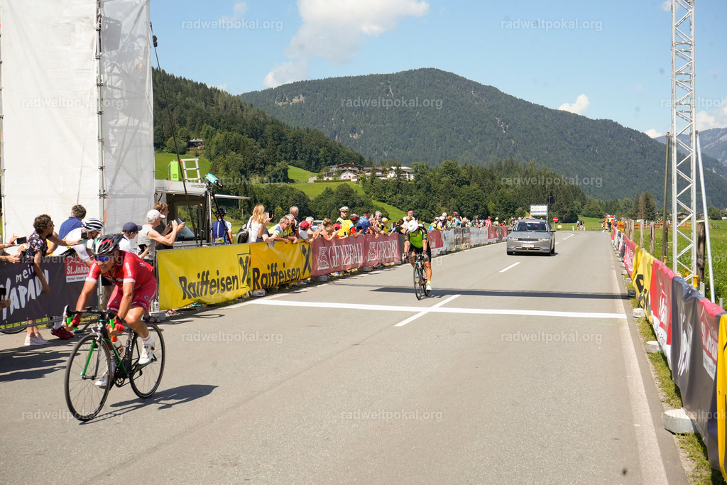 732_20230817_Bewerb_Maenner_Muehlanger | AUT - OESTERREICH, 2023-08-16: SPORT RENNRAD-FAHREN - 55. INTERNATIONALER RADWELTPOKAL IN ST. JOHANN IN TIROL  - Vintage-Radrennen mit WM-Bronze-Medaillen-Siegerin Christina Schweinberger, den Teilnehmer und Alexander Baumann (vom Orginastions-Team) - TAG 2 BEWERB MAENNER IN SECHS GRUPPEN  ; Foto: Roland Muehlanger