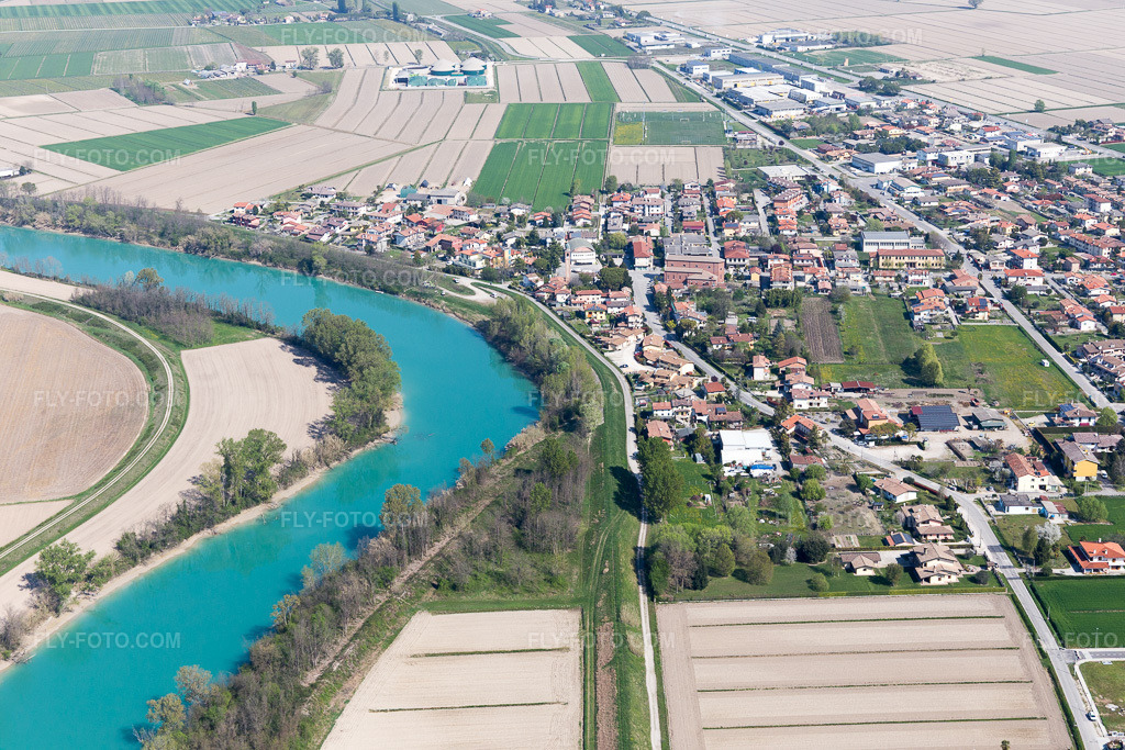 Aerial view: View of the town in Casette in the state Friuli Venezia Giulia, Italy. – Photo: IMG_098132.jpg taken on 04/03/2017 by Werner Riehm/FLY-FOTO.com – Resolution of the original: 5472 x 3648 px