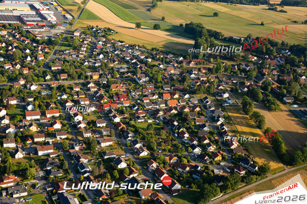 Das Luftbild zeigt :  Neuenmarkt - Die Luftaufnahme wurde 2023 vom UL-Flugzeug aus erstellt ( keine Drohne ) - Hochauflösende Luftaufnahme - Für grossformatige Ausdrucke geeignet. Die Geschenkidee !Mit Lizenz und Bildrechte bestellbar