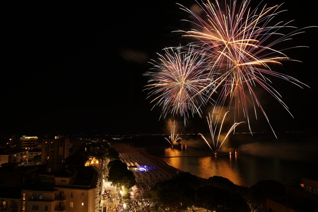 Ferragosto Fireworks in Grado, Italy | GRADO, ITALY, 15.AUG.26 - FIREWORKS - Ferragosto fireworks over the Adriatic Sea in Grado, Italy. Colorful fireworks light up the night sky above the beach, coastline and waterfront during the traditional summer celebration. - Realisiert mit Pictrs.com