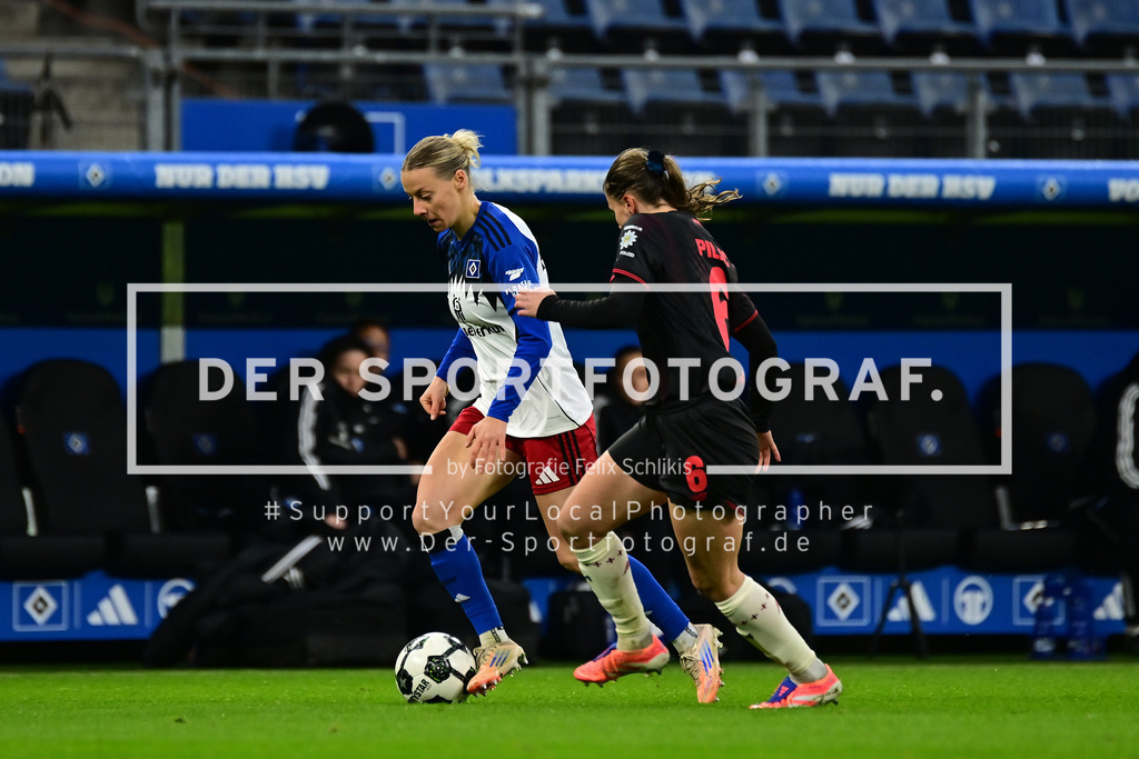 Fußball I Frauen I Saison 2025-2026 I DFB-Pokal I Achtelfinale I Hamburger SV - Bayer 04 Leverkusen I 16203 | Sophie Hillebrand (22, Hamburger SV) gegen Katharina Piljic (6, Bayer 04 Leverkusen) - Realized with Pictrs.com