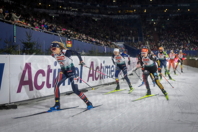 bett1.de WTC Biathlon auf Schalke, 28.12.2025 | Die Startphase mit Juni Arnekleiv (Team Norwegen), Janina Hettich-Walz (Team Deutschland 1) und Lou Jeanmonnot (Team Frankreich) bei der World Team Challenge (bett1.de WTC Biathlon auf Schalke) am 28.12.2025 in der Veltins-Arena in Gelsenkirchen (Deutschland). 