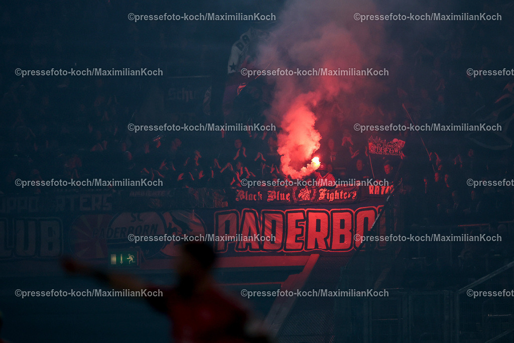 Due09112401019 | 09.11.2024, Fußball, Fortuna Düsseldorf - SC Paderborn 07, 2. Bundesliga, Merkur Spiel-Arena, Saison 2024 2025: Fans im Gästeblock zünden Bengalisches Feuer und Feuerwerkskörper.DFB regulations prohibit any use of photographs as image sequences and or quasi-video.