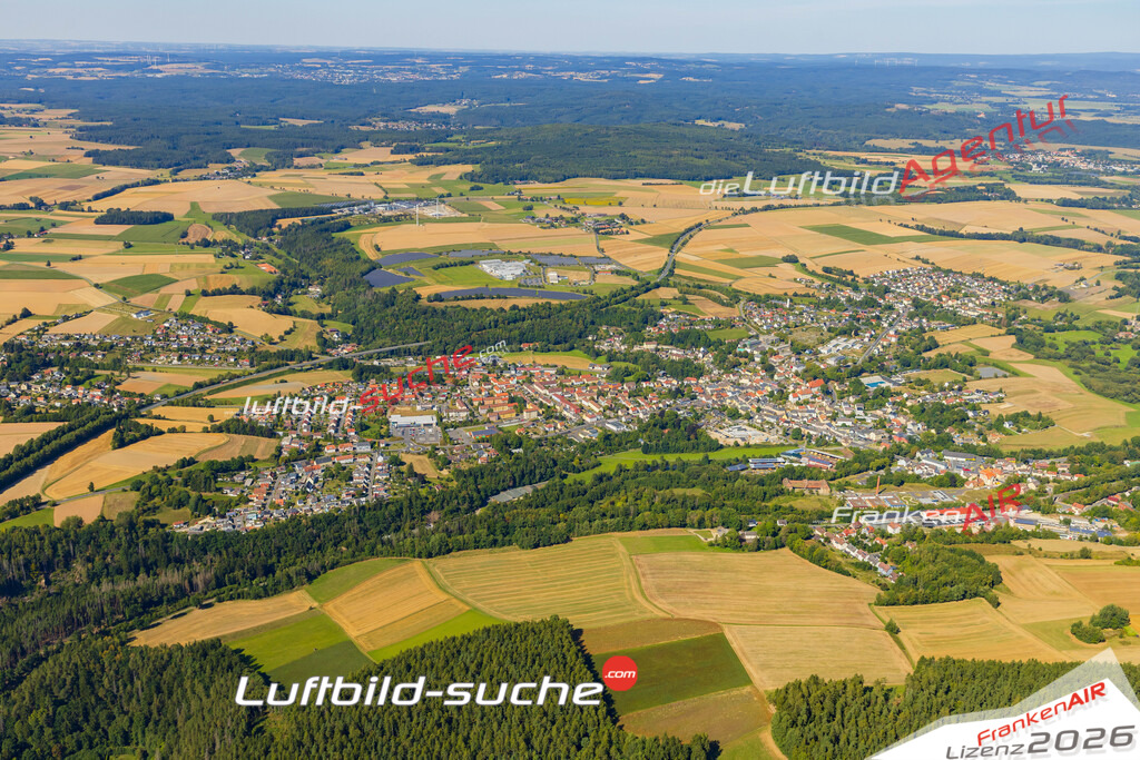 Luftaufnahme der Stadt Arzberg - Die Luftaufnahme wurde 2025 vom UL-Flugzeug heraus erstellt ( keine Drohne ) - Hochauflösende Luftaufnahme - für professionelle Ausdrucke geeignet. Die Geschenkidee !Mit Lizenz und Bildrechte bestellbar