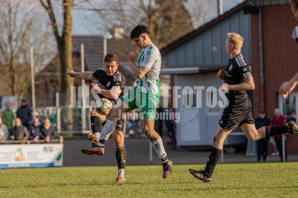 Fußball I Herren I Saison 2025-2026 I Bezirksliga Weser-Ems 4 I 21. Spieltag I TuS Lutten - SW Osterfeine I 4167 | jns.sportfotos - Realisiert mit Pictrs.com