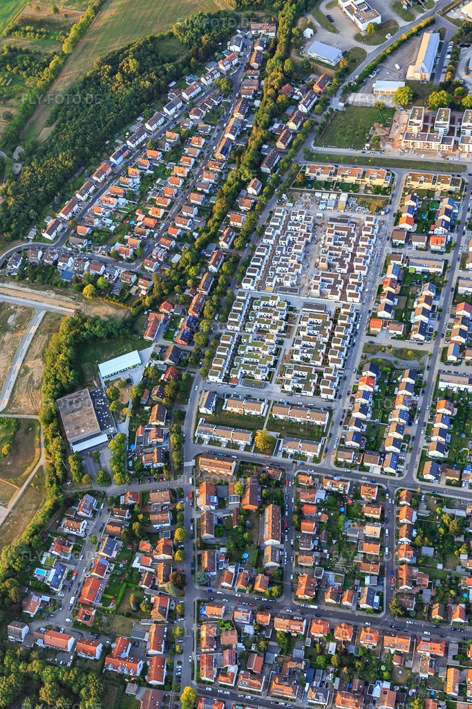 Luftbild: Neubaugebiet zwischen Eggensteiner Straße und Gustav-Heinkel-Straße im Ortsteil Knielingen in Karlsruhe im Bundesland Baden-Württemberg in Deutschland. Foto: IMG_109227.jpg vom 25.07.2018 durch Werner Riehm/FLY-FOTO.de