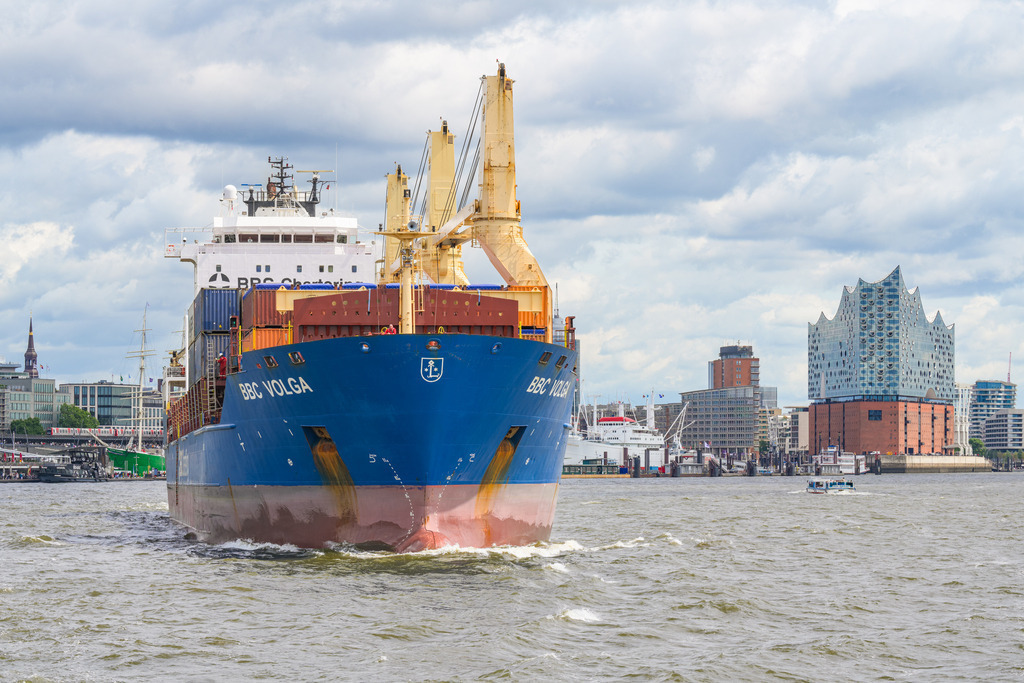 BBC Volga | Die BBC Volga ist ein Mehrzweck-Schwergutfrachter von 143 Metern Länge und wurde 2009 in Dienst gestellt. Das Schiff hat im Bild gerade die Landungsbrücken in Hamburg passiert, im Hintergrund rechts ragt die Elbphilharmonie auf. - Realisiert mit Pictrs.com