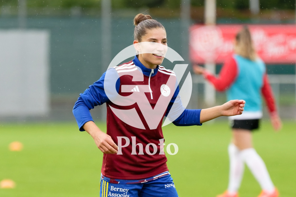 DZ8_6869_c | Switzerland: AXA Womens Super League 2025/26, Servette FC Chenois Feminin vs FC Aarau Frauen - Stade des Trois-Chene, Chene-Bourge: Laura Tufo (2 Servette FC Chenois Feminin) during warm-up 
