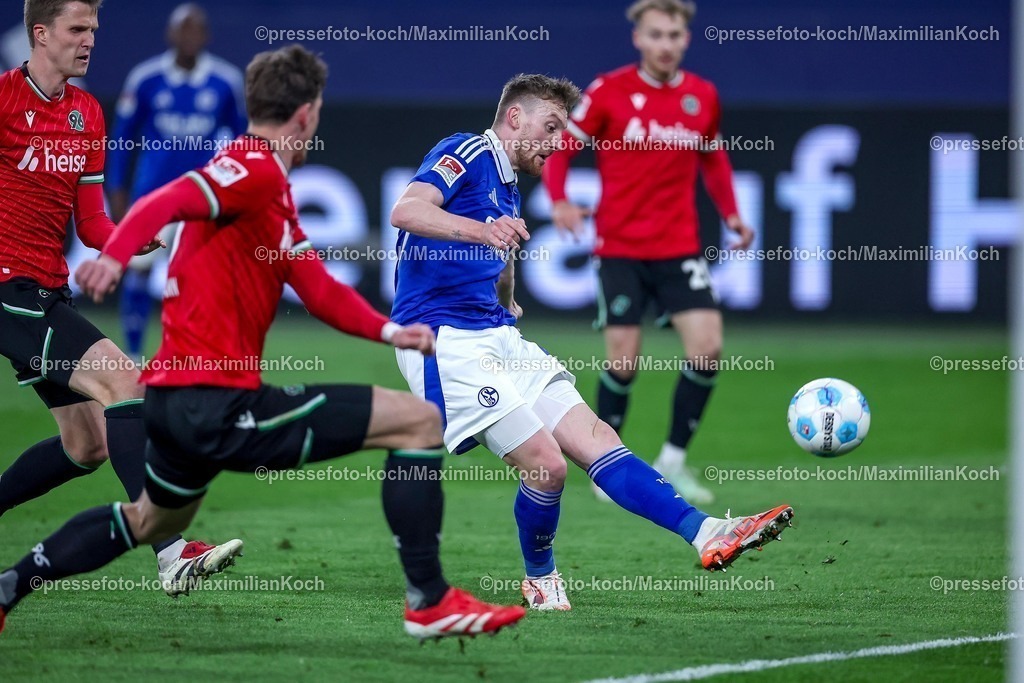 S0414032502217 | 14.03.2025, Fußball, FC Schalke 04 - Hannover 96, 2.. Fußball Bundesliga, 26. Spieltag, Veltins-Arena Gelsenkirchen, Saison 2024 2025: Tobias Mohr (Schalke04 #29) gefährlich vor dem TorDFB regulations prohibit any use of photographs as image sequences and or quasi-video.