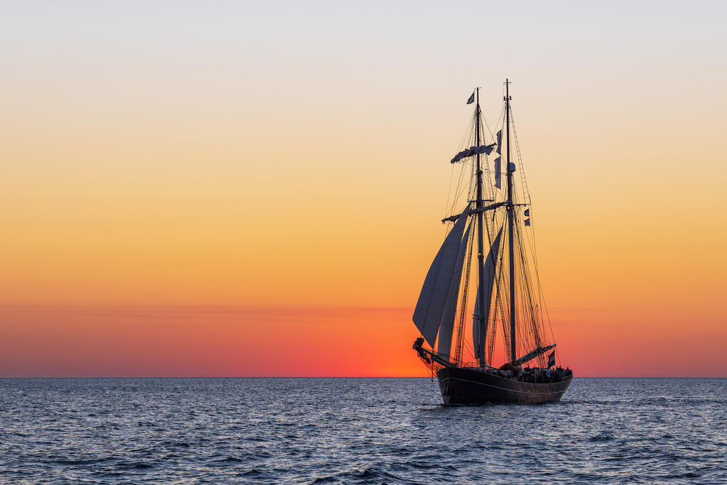 Segelschiff im Sonnenuntergang auf der Hanse Sail in Rostock | Segelschiff im Sonnenuntergang auf der Hanse Sail in Rostock.