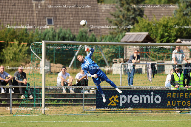Fußball I Herren I Saison 2025-2026 I Verbandsliga Süd I 7. Spieltag I SV Schackendorf - SV Azadi Lübeck I 06.09.2025.077 | Przemyslaw Szymura (12, SV Azadi Lübeck) - Realisiert mit Pictrs.com