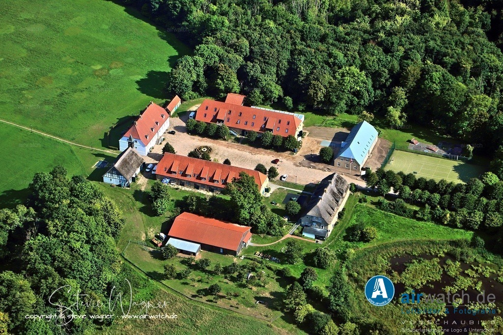 Luftbild Hof Louisenlund n der Gemeinde Güby | Der Hof ist Teil des staatlich anerkannten Gymnasiums mit Internat, der Stiftung Louisenlund, die 1949 von Herzog Friedrich zu Schleswig-Holstein gegründet wurde. Die Stiftung bietet eine einzigartige Schulbildung mit bilingualen Unterricht, Sprachenvielfalt und Individualität an und hat eine Kapazität von etwa 380 Plätzen.