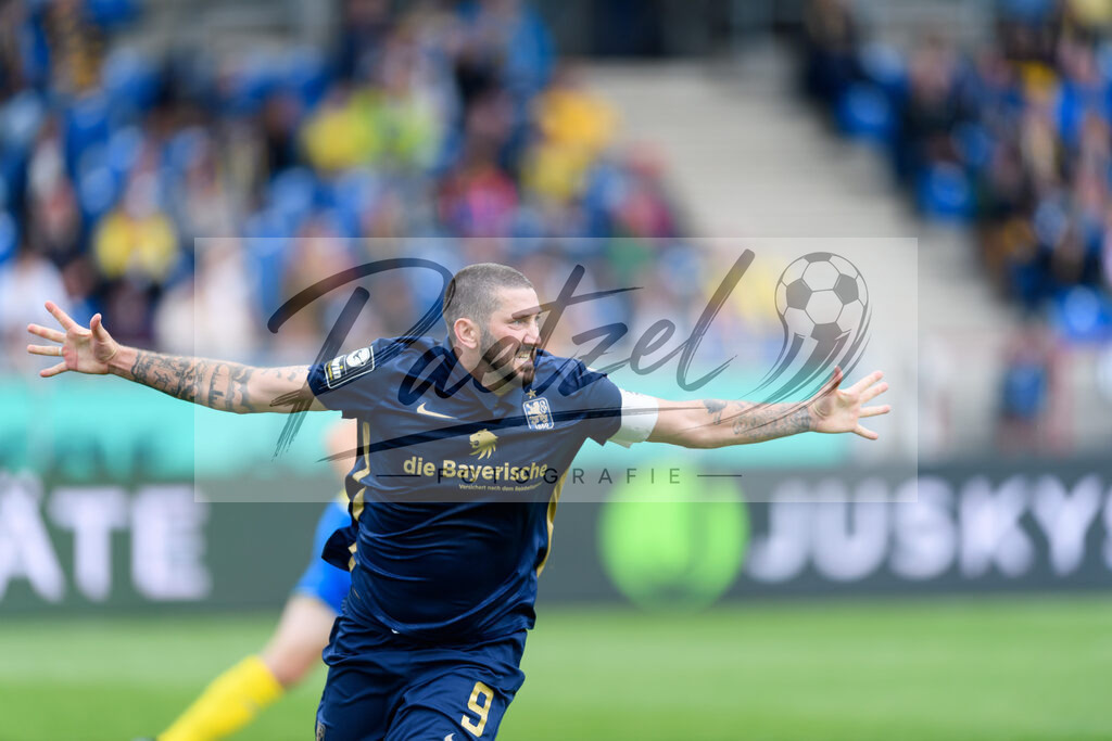 EBSTSV20210828_066 | Fussball, Herren: Sascha Moelders (TSV 1860 Muenchen) Torjubel, jubelt nach seinem Treffer zum 0:1 beim Spiel der 3. Liga zwischen Eintracht Braunschweig und TSV 1860 Muenchen im Eintracht-Stadion am 28.08.2021 in Braunschweig, Deutschland.DFB / DFL REGULATIONS PROHIBIT ANY USE OF PHOTOGRAPHS AS IMAGE SEQUENCES AND/OR QUASI-VIDEO. - Realisiert mit Pictrs.com
