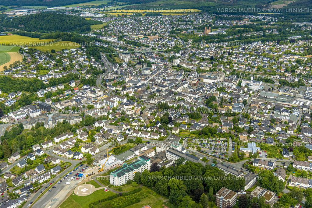 Meschede220600986 | Luftbild, City Innenstadtansicht, St. Walburga-Krankenhaus, kath. Pfarrkirche St. Walburga, Abtei Königsmünster, Meschede-Stadt, Meschede, Sauerland, Nordrhein-Westfalen, Deutschland