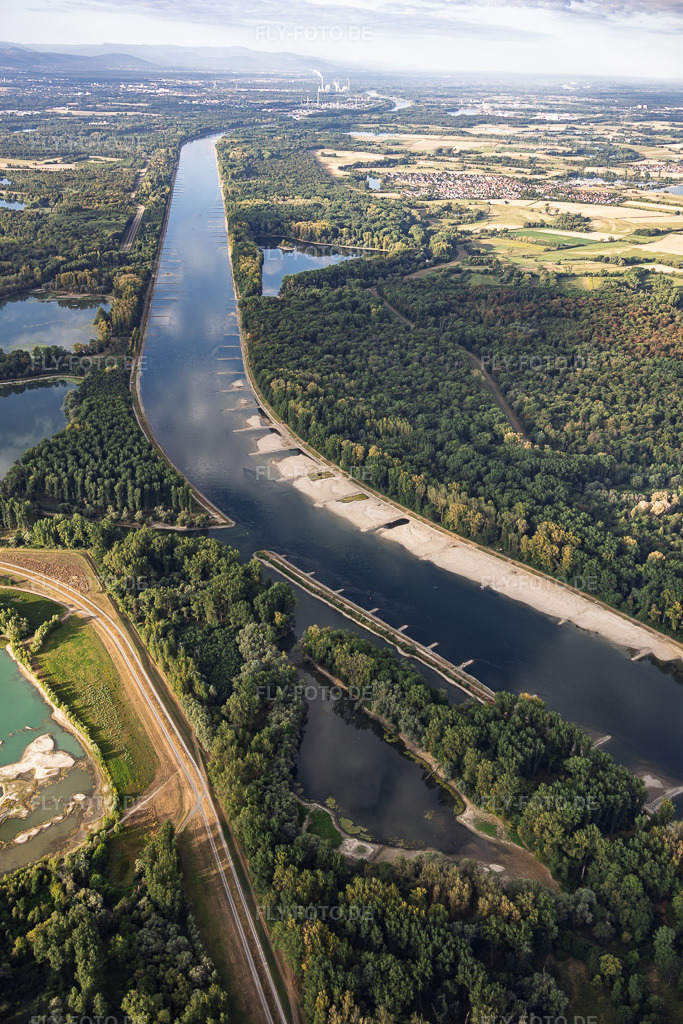 Luftbild: Sandbänke und Buhnen bei Niedrigwasser am Rhein zwischen Hördter Rheinaue und Insel Rott in Hördt im Bundesland Rheinland-Pfalz in Deutschland. – Foto: IMG_158423.jpg vom 06.08.2026 durch Werner Riehm/FLY-FOTO.de – Auflösung des Originals: 4000 x 6000 px