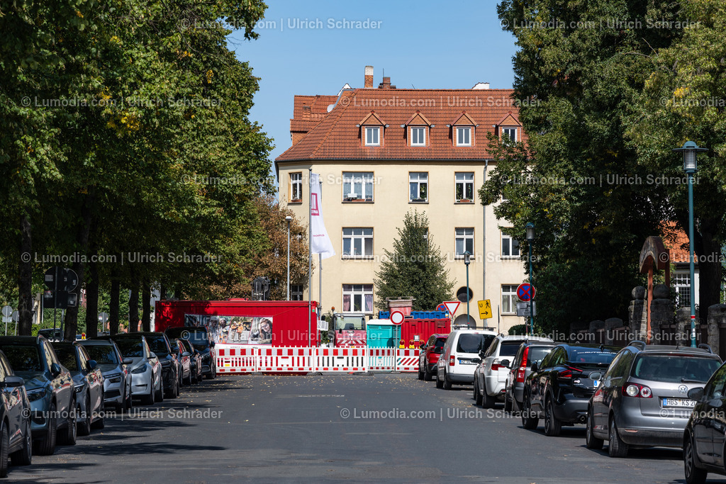 10049-14180 - Baustelle Friedenstraße | Stockfoto und Bilderpool mit Bildmaterial aus Deutschland, dem Harz, Halberstadt, Quedlinburg, Wernigerode und weltweit. Qualitativ hochwertige und professionelle Fotos anschauen und kaufen. - Realisiert mit Pictrs.com