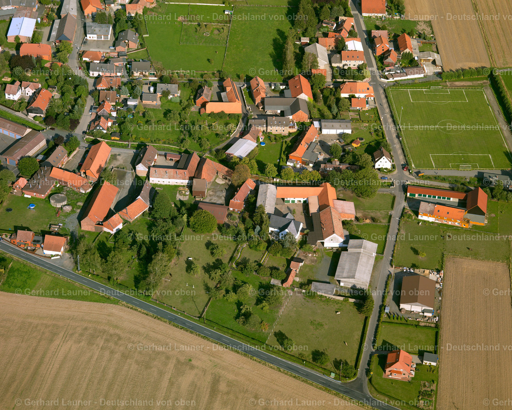 2638854 | LOCHTUM 23.08.2006 Landwirtschaftliche Nutzflächen und Feldgrenzen  umsäumen das Siedlungsgebiet des Dorfes in Lochtum im Bundesland Niedersachsen, Deutschland // Agricultural land and field boundaries surround the settlement area of the village  in Lochtum in the state Lower Saxony, Germany Foto: Gerhard Launer