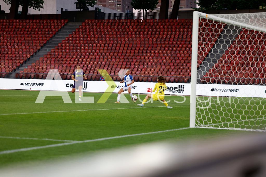 GC Zürich vs FC Zürich - AXA Women’s Super League Playoffs - Stadion Letzigrund | RIANA GMÜR of FC Zürich save during the AXA Women’s Super League Playoffs quarter-final second leg between GC Zürich and FC Zürich at Stadion Letzigrund, Zurich, Switzerland. - Realisiert mit Pictrs.com