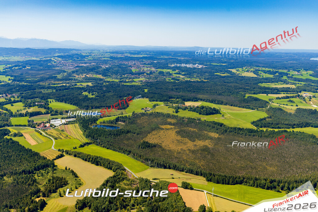 Klassische Luftaufnahme ohne Drohne zeigt:Karpfsee bei Bad Heilbrunn - Die Luftbildaufnahme wurde 2025 vom UL-Flugzeug heraus erstellt ( keine Drohne ) - Hochauflösende Luftaufnahme -Nicht vergleichbar mit Google Maps oder Satelittenbilder- Die Geschenkidee !Mit Lizenz und Bildrechte bestellbar