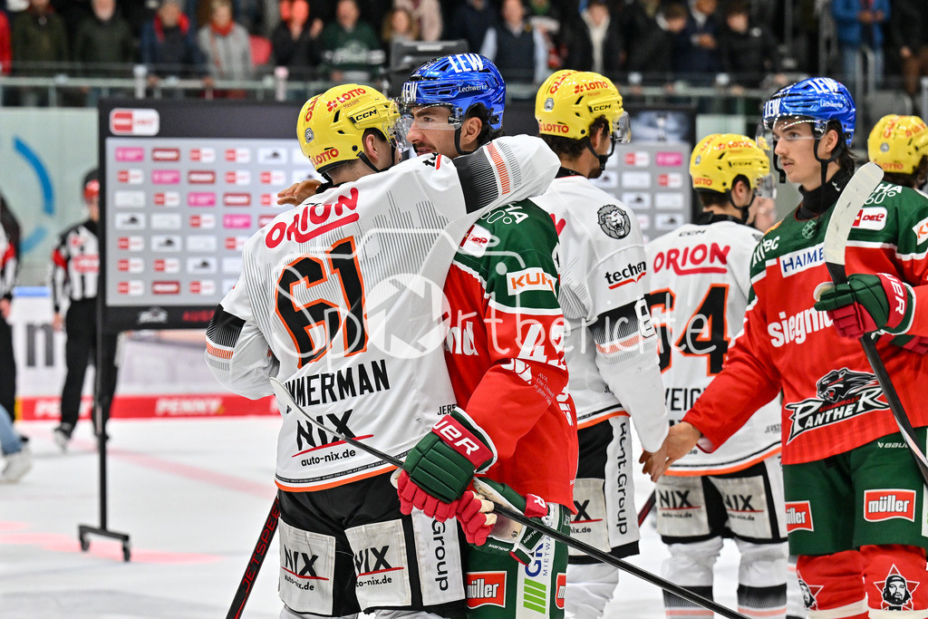 Augsburger Panther - Löwen Frankfurt | Sebastian CIMMERMAN (Löwen Frankfurt #61) und Leon VAN DER LINDE (Augsbuerger Panther #43) verabschieden sich voneinander / DEL: Augsburger Panther - Löwen Frankfurt, Curt Frenzel Stadiom am 11.10.2024