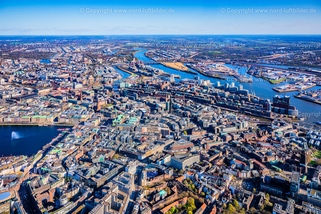 Hamburg_Mitte_Speicherstadt_Elbphilharmonie_ELS_4860060425 | HAMBURG 06.04.2025 Innenstadt im Stadtgebiet der Neustadt in Hamburg, Deutschland. // City center in the urban area of a??a??Neustadt in Hamburg, Germany. Foto: Martin Elsen