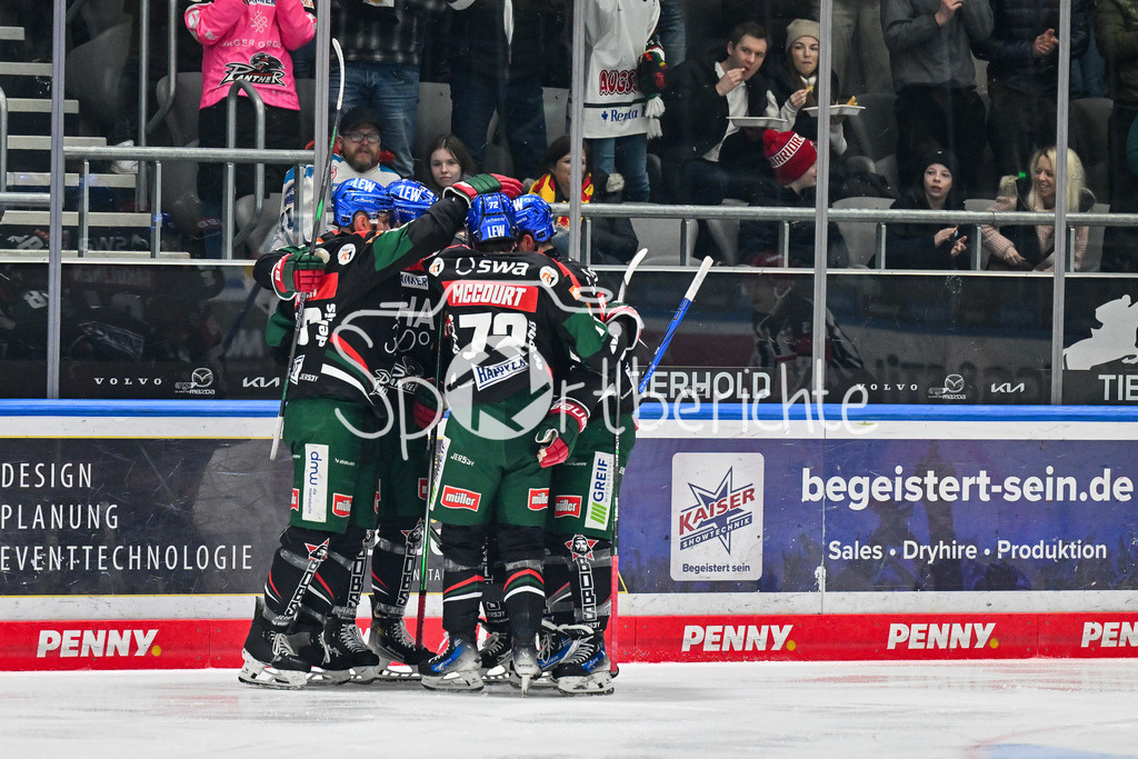 Augsburger Panther - Düsseldorfer EG | Jubel der Panther nach dem Treffer zum 2-1 durch Florian ELIAS (Augsburger Panther #67) / Tor / Torschuetze / Freude / Happy / DEL: Augsburger Panther - Duesseldorfer EG, Curt Frenzel Stadion am 04.03.2025