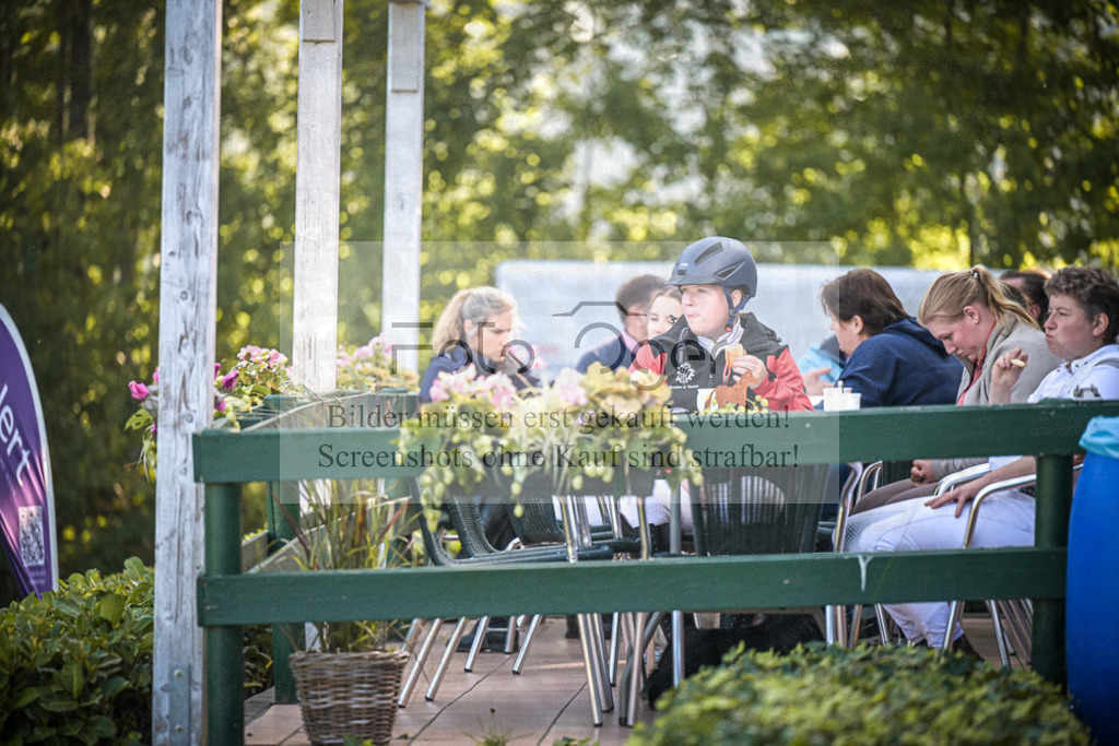 DOS_0007 | Entdecke hochwertige Reitturnierfotos von Foto Oger. Professionell, emotional und authentisch – jetzt Lieblingsmomente im Shop bestellen.Deutschlandweite Turnierfotografie. - Realisiert mit Pictrs.com