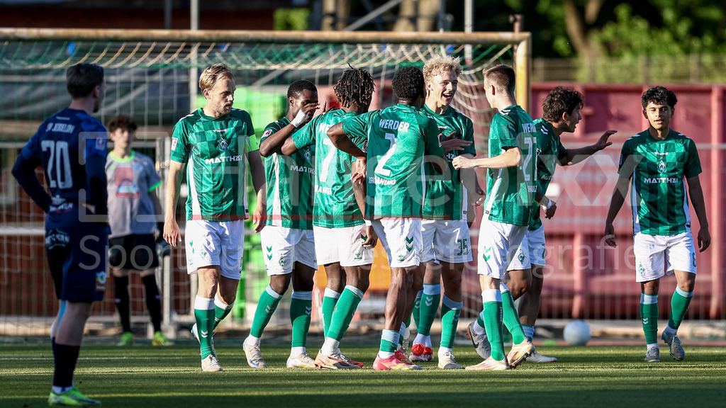 Fussball, Regionalliga Nord, SV Werder Bremen II - SSV Jeddeloh | Spieler des SV Werder Bremen mit Torjubel, Jubel, jubeln, jubelt, optimistisch, Spielszene, Highlight, Freude über das Tor zum 3:0