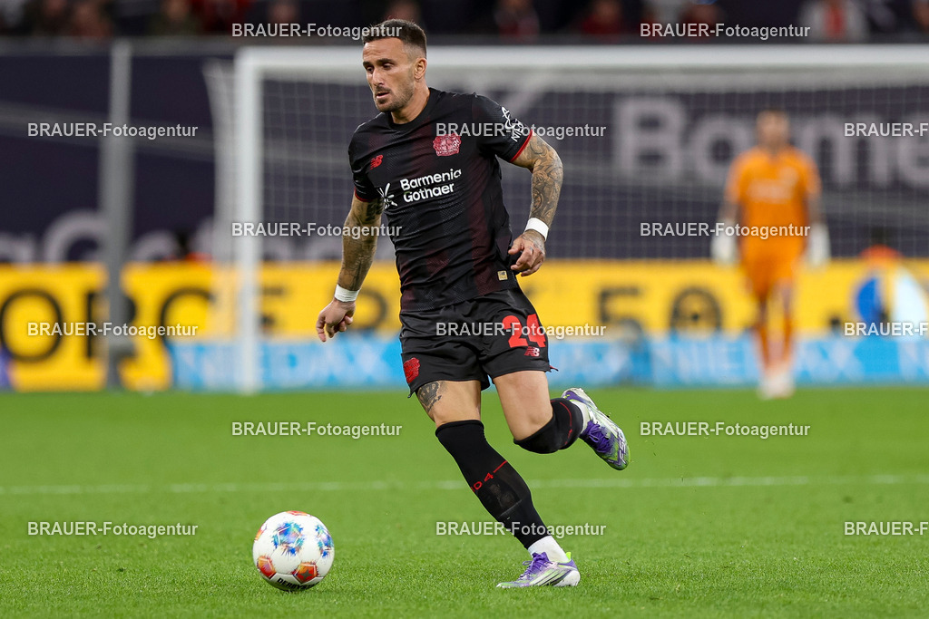 Bayer 04 Leverkusen vs Eintracht Frankfurt - Bundesliga  | Leverkusen, Deutschland, 12.09.25:   Aleix Garcia (Bayer 04 Leverkusen) in Aktion am Ball, Einzelaktion waehrend des Spiels der Bundesliga zwischen  Bayer 04 Leverkusen vs Eintracht Frankfurt in der BayArena(Foto von Brauer-Fotoagentur / Adrian Schlueter)