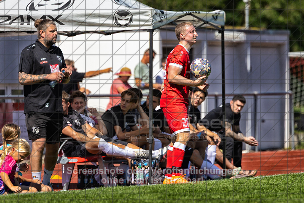 20260906_133340_0143-Bearbeitet_(c)_by_PhotoPeet | #,1.FC Donzdorf II (rot) vs. SGM Jebenhausen-Bezgenriet (weiß), Fußball, Kreisliga A3 - Bezirk Neckar/Fils, 02. Spieltag, Saison 2026/2027, Rasenplatz Lautertal Stadion, Süßener Straße 16, 73072 Donzdorf, 06.09.2026 - 13:00 Uhr,Foto: PhotoPeet / Sport- &amp; Eventfotografie / Peter Harich