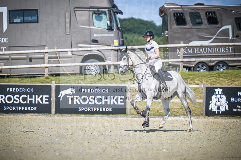 DOS_2175 | Entdecke hochwertige Reitturnierfotos von Foto Oger. Professionell, emotional und authentisch – jetzt Lieblingsmomente im Shop bestellen.Deutschlandweite Turnierfotografie. - Realisiert mit Pictrs.com