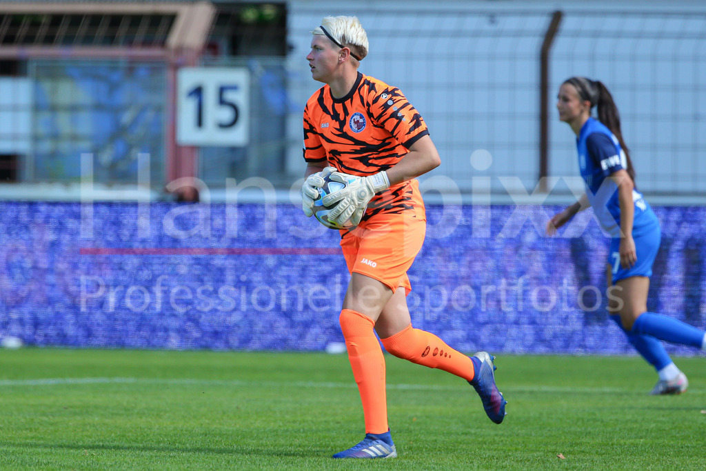 Fussball, 2. Frauen-Bundesliga, SV Meppen - 1. FFC Turbine Potsdam | v.li.: Vanessa Fischer (Torhüterin, Torwart, 1. FFC Turbine Potsdam, 30) am Ball, Einzelbild, Ganzkörper, Aktion, Action, Spielszene, DIE DFB-RICHTLINIEN UNTERSAGEN JEGLICHE NUTZUNG VON FOTOS ALS SEQUENZBILDER UND/ODER VIDEOÄHNLICHE FOTOSTRECKEN. DFB REGULATIONS PROHIBIT ANY USE OF PHOTOGRAPHS AS IMAGE SEQUENCES AND/OR QUASI-VIDEO.