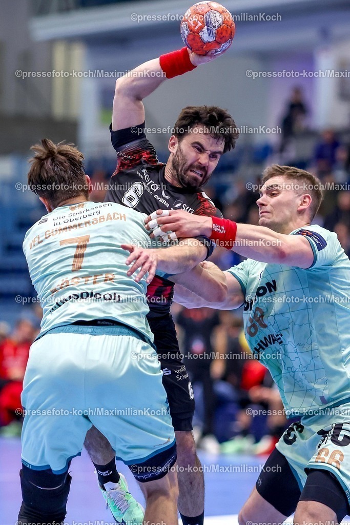 Gum25032501025 | 25.03.2025, Handball, European League - Play-Offs, VfL Gummersbach - MT Melsungen, Schwalbe-Arena: Erik Balenciaga (MT Melsungen #6) gegen Julian Köster (GUM #7) und Stepan Zeman (GUM #66) 