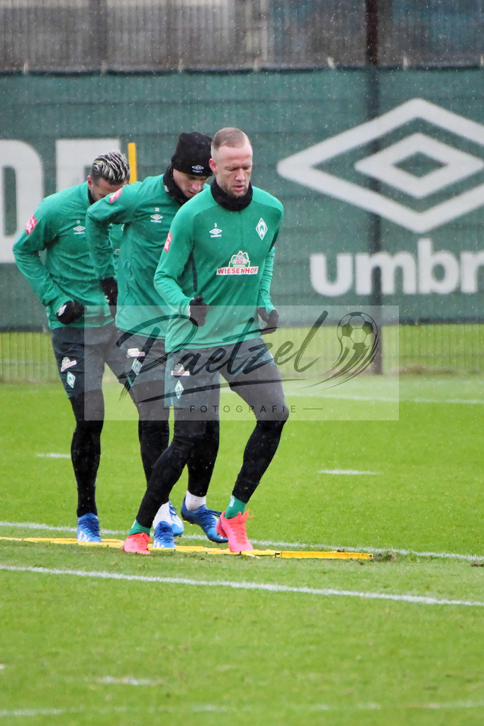 20200129_TRASVW_0022 | Fußball, Herren: Kevin Vogt (SV Werder Bremen) schaut beim Training des SV Werder Bremen am 29.01.2020 im wohninvest Weserstadion in Bremen, Deutschland.(Foto von Nico Paetzel) - Realisiert mit Pictrs.com