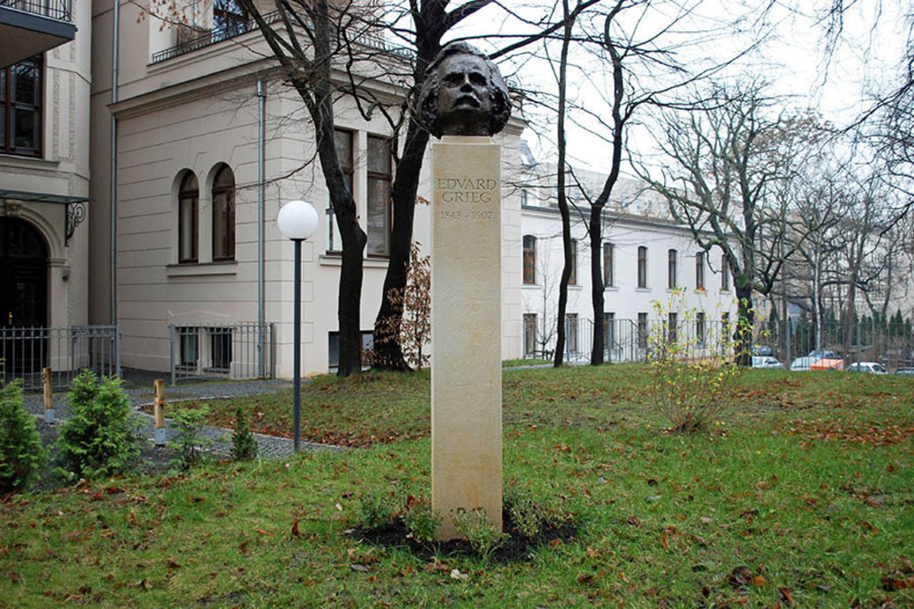 Bildlexikon Leipzig - Grieg-Büste | Das Team hinter BILDLEXIKON LEIPZIG bündelt historische wie aktuelle Informationen über die Stadt Leipzig in Text und Bild auf einer Plattform und stellt diese der interessierten Öffentlichkeit zur Verfügung.