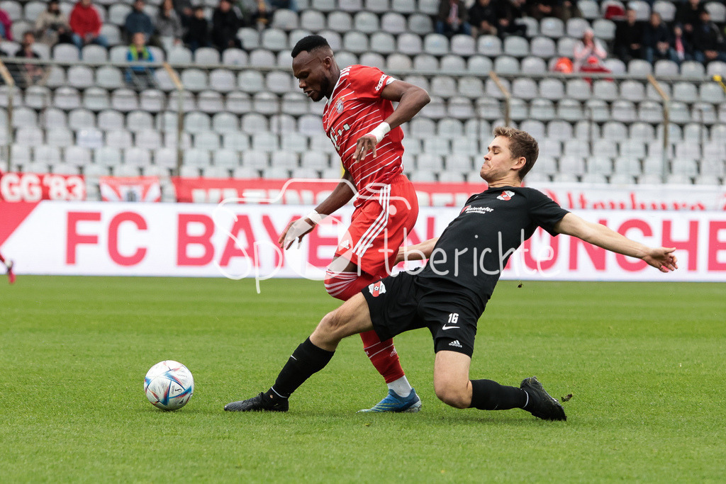 FC Bayern Amateure - SpVgg Hankofen-Hailing | Desire SEGBE AZANKPO (FCB #34) im Duell mit Christoph LAIMER (HANK #16)