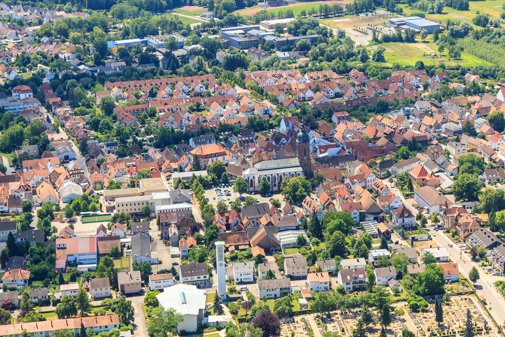 Luftbild: Marktplatz und St. Georg in Kandel im Bundesland Rheinland-Pfalz in Deutschland. Foto: IMG_30226.jpg vom 05.07.2010 durch Werner Riehm/FLY-FOTO.de