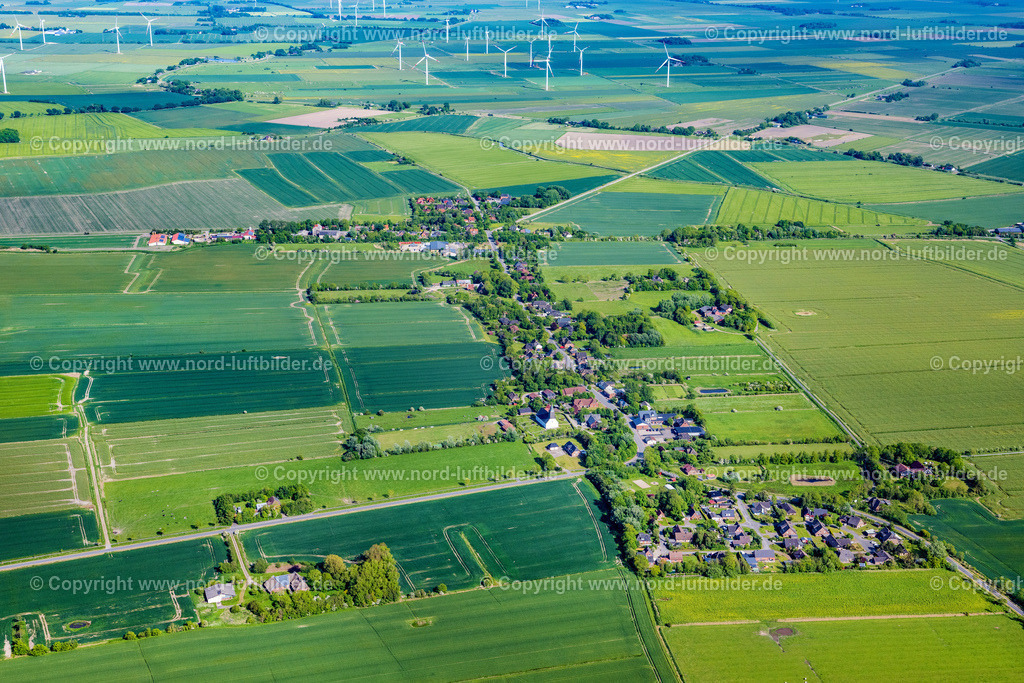 Emmelsbüll_ELS_0037300523 | EMMELSBüLL 30.05.2023 Ortsansicht am Rande von landwirtschaftlichen Feldern und Nutzflächen an der Dorfstraße in Emmelsbüll im Bundesland Schleswig-Holstein, Deutschland. // Village view on the edge of agricultural fields and land on street Dorfstrasse in Emmelsbuell in the state Schleswig-Holstein, Germany. Foto: Martin Elsen
