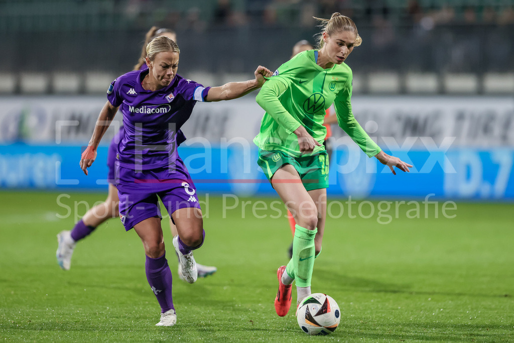 Fussball, UEFA Womens Champions League, VfL Wolfsburg - AC Florenz | v.li.: Stephanie Breitner (AC Florenz, 6) und Jule Brand (VfL Wolfsburg, 29) im Zweikampf, Duell, Dynamik, Aktion, Action, Spielszene