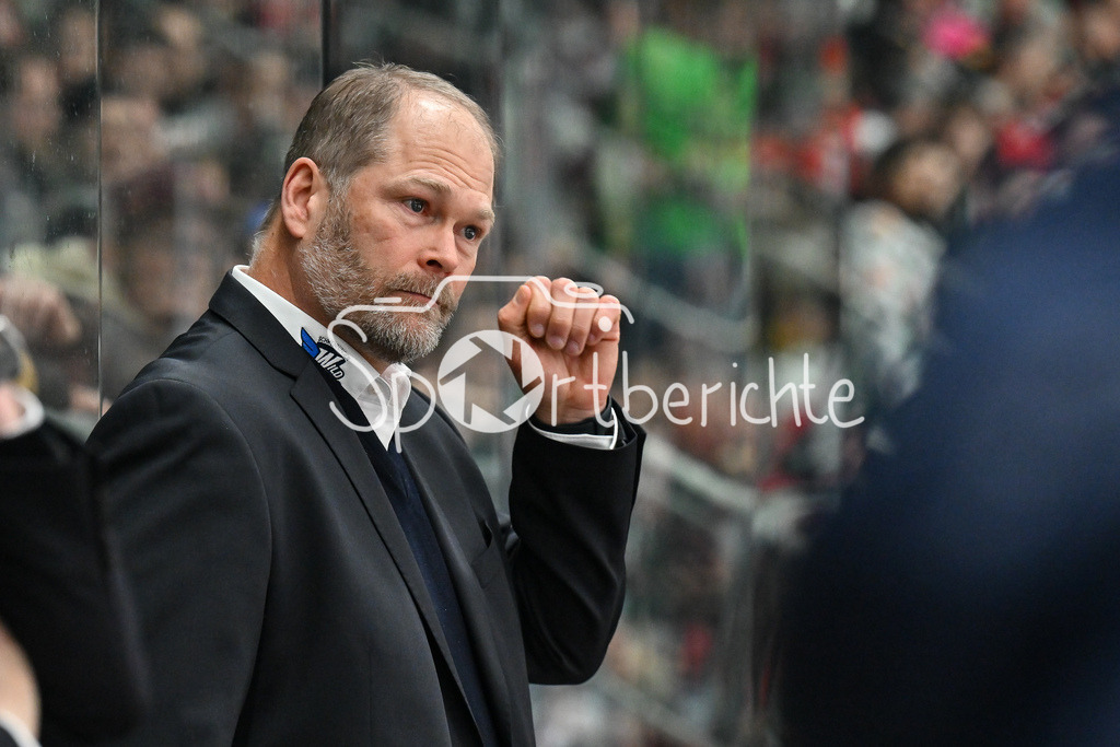 Augsburger Panther - Schwenninger Wild Wings | im Bild Steve WALKER Trainer Schwenninger Wild Wings / Freisteller / Einzelfoto / DEL: Augsburger Panther - Schwenninger Wild Wings, Curt Frenzel Stadion am 24.01.2025