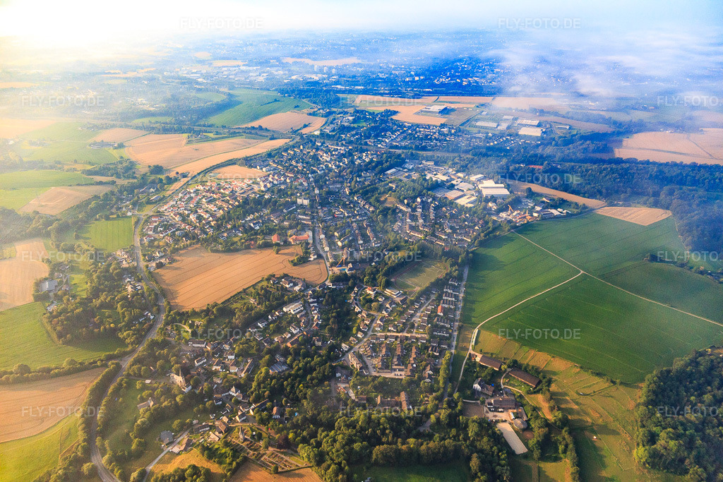 Luftbild: Ortsansicht von Norden im Ortsteil Gruiten in Haan im Bundesland Nordrhein-Westfalen in Deutschland. Foto: IMG_008412.jpg vom 19.07.2020 durch Werner Riehm/FLY-FOTO.de