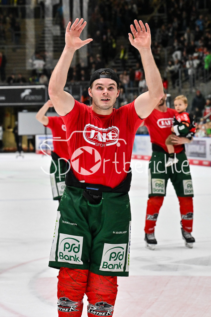 Augsburger Panther - Grizzlys Wolfsburg | Zusammen mit den Fans feiern die Augsburger Panther den Heimsieg gegen Wolfsburg / Jubel / Freudne / happy / DEL: Augsburger Panther - Grizzlys Wolfsburg; Curt Frenzel Stadion am 10.10.2025 / D. J. BUSDEKER (Augsburger Panther 14)