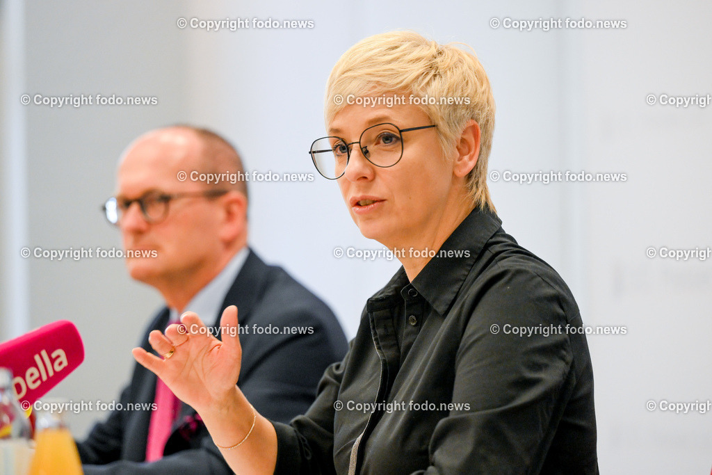 Pressekonferenz WKO Oberösterreich_ Arbeitsmarkt-Haus der Wirtschaft_ 07.06.2023-13 | 07.06.2023, Presseclub Linz, AUT, Pressekonferenz WKO Oberoesterreich, Arbeitsmarkt-Haus der Wirtschaft, im Bild Gerald Silberhumer (Direktor der Wirtschaftslammer Ooe), Doris Hummer (Praesidentin der Wirtschaftskammer Ooe)