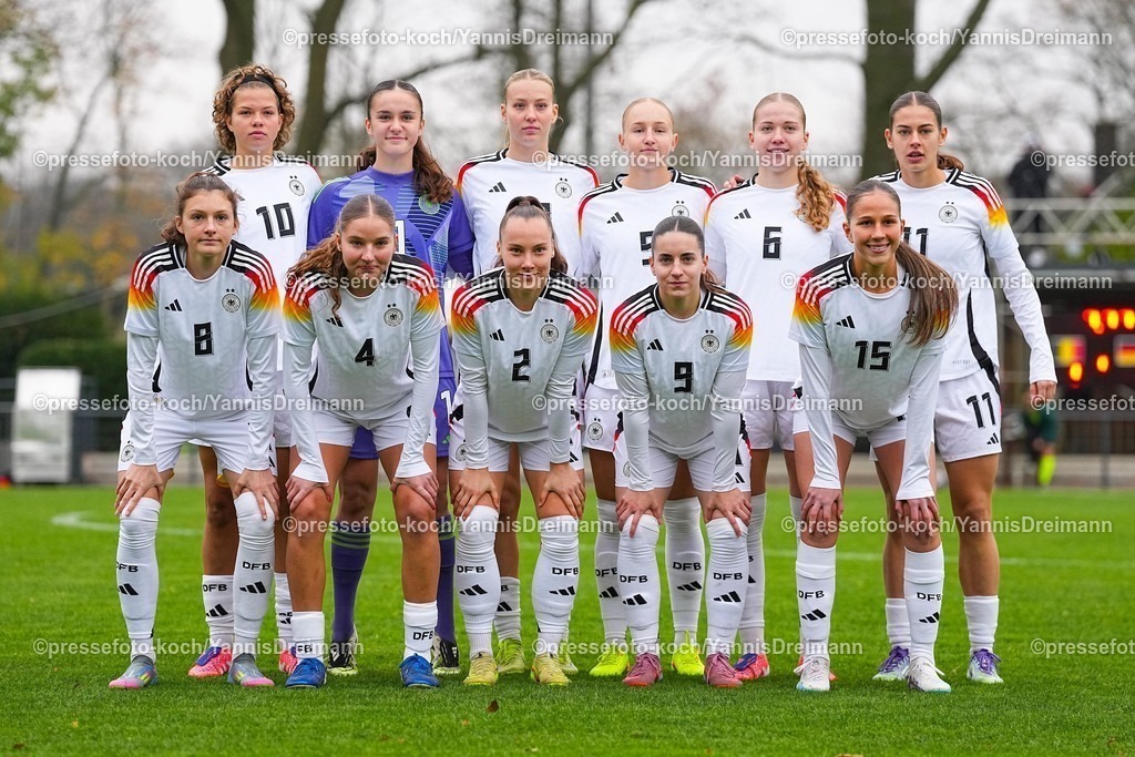 xYDRx26112502005 | 26.11.2025, xydrx, Fußball, Länderspiel, EM-Qualifikation U19-Frauen, Belgien - Deutschland, Sportschule Wedau: Mannschaftsfoto Startelf Gruppenbild Gruppenfoto  vor Spielbeginn: Hintere Reihe: Rosa Rueckert (GER #10) Nelly Smolarczyk (GER #1) Mia-Lena Maas (GER #18) Luzie Zaehringer (GER #5) Marie Gmeineder (GER #6) Leni Eggert (GER #11)vorder Reihe: Lotta Wrede (GER #8) Lina Szaraz (GER #4) Felicia Straeßer (GER #2) Leonie Koepp (GER #9) Maj Schneider (GER #15)