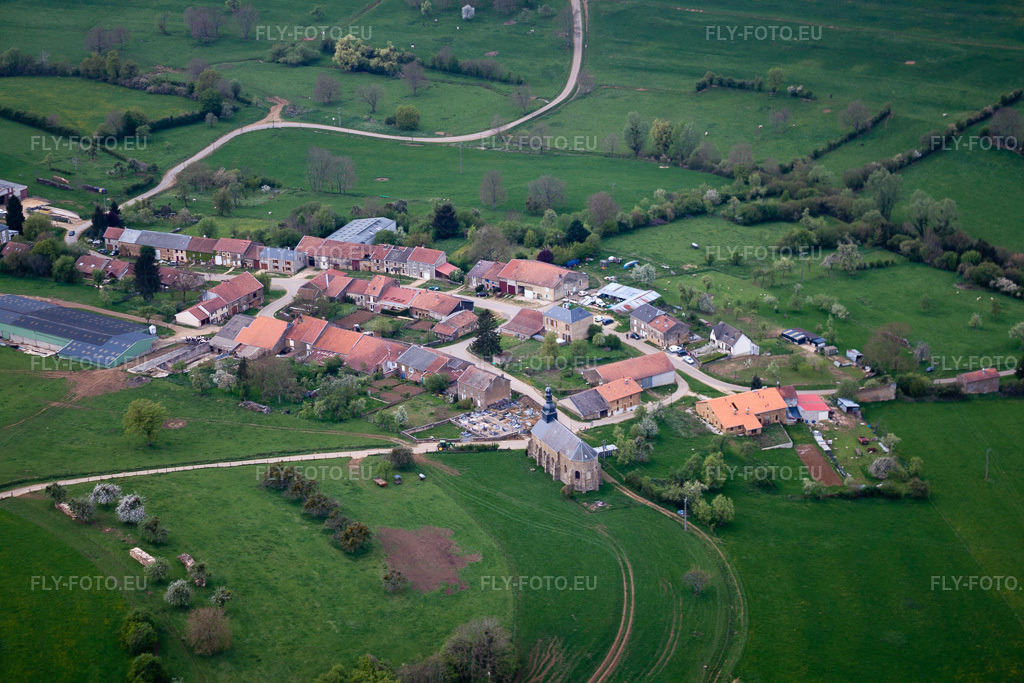 Vue aérienne: Vue de la ville à Montlibert dans le département Ardennes, France. Photo: IMG_39776.jpg prise le 16/04/2011 par Werner Riehm/FLY-FOTO.eu – Résolution de l'original: 4752 x 3168 px