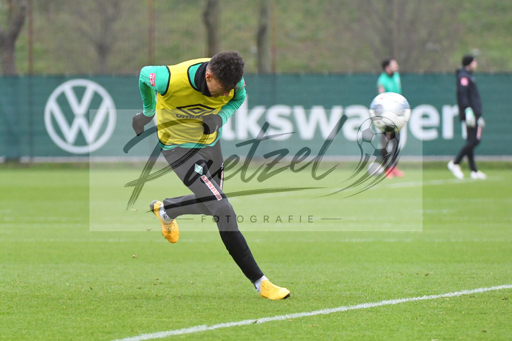 20200227_TRASVW_0079 | Fussball, Herren: Davie Selke (Werder Bremen) in Aktion, am Ball, Einzelaktion waehrend der Trainingseinheit des SV Werder Bremen auf dem Trainingsplatz am wohninvest Weserstadion am 27.02.2020 in Bremen, Deutschland. - Realisiert mit Pictrs.com