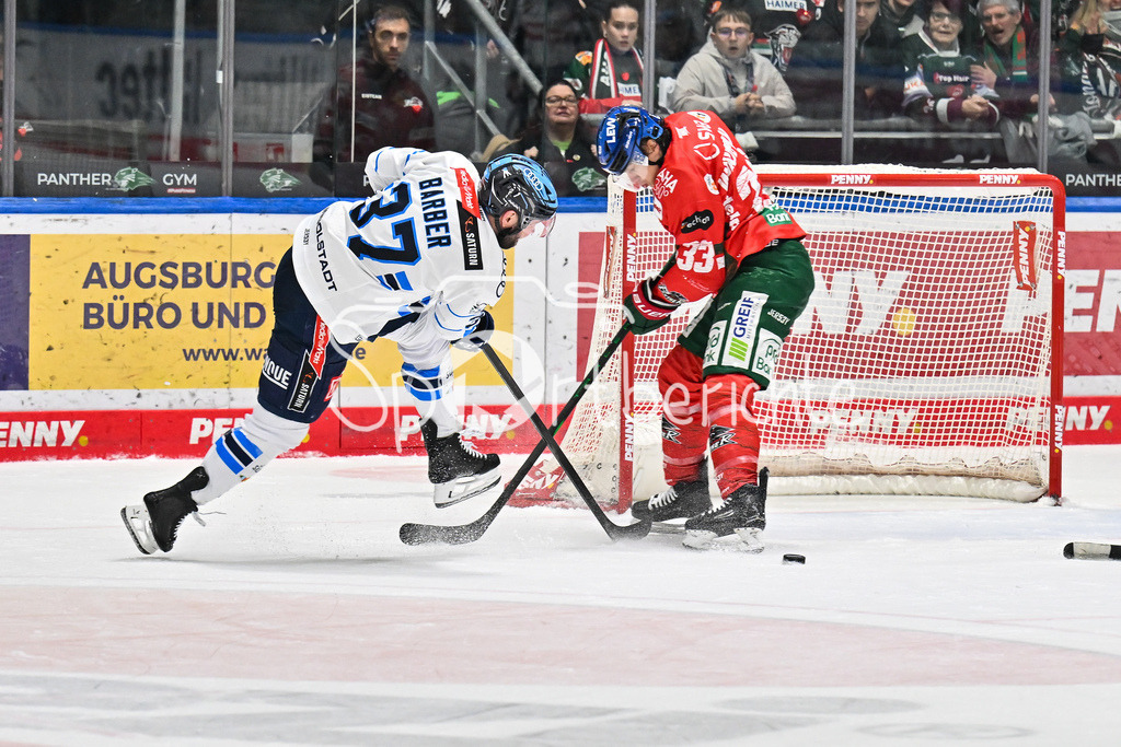 Augsburger Panther - ERC Ingolstadt | AUGSBURG, GERMANY - 12. DECEMBER: Riley BARBER (ERC Ingolstadt 37) bringt den Puck nicht an Tim WOHLGEMUTH (Augsburger Panther 33) vorbei während dem Match zwischen den Augsburger Panthern und dem ERC Ingolstadt am 27. Spieltag der Penny DEL im Curt Frenzel Stadion